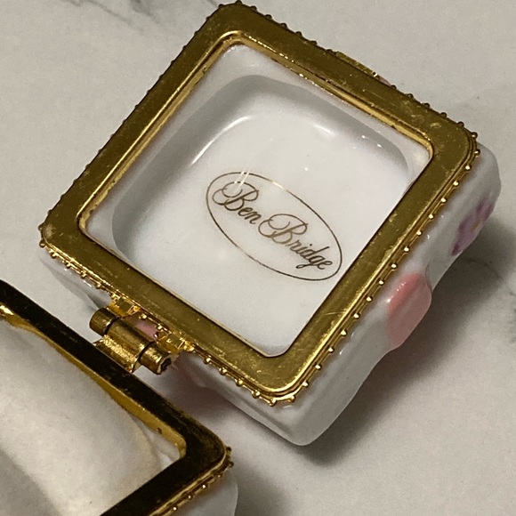 Floral Ceramic Trinket Box with Pink Bow - Picture 4 of 5